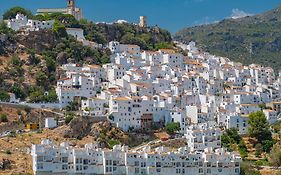 Stylish 3 Bed House 2 Bathrooms, With Patio, Roof Terrace And Communal Pool 5 Minutes Away From The Beautiful Spanish White Village Of Casares Pueblo And Only 20 Mins From The Sea